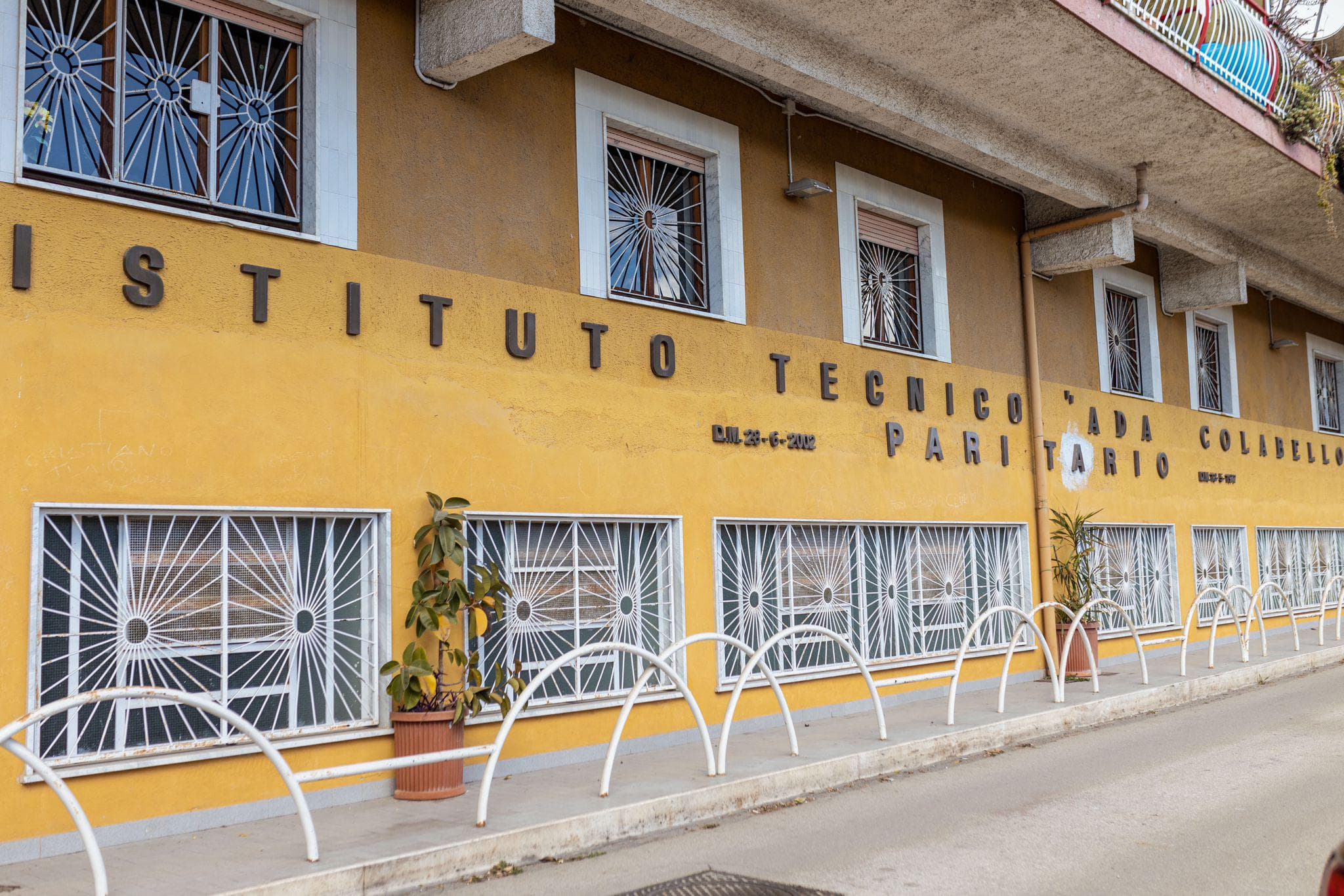 La facciata gialla dell'Istituto Ada Colabello a Formia